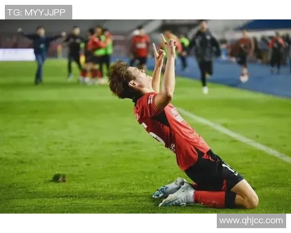 足球球星精准破门绝杀时刻展现个人技艺和团队配合完美结合